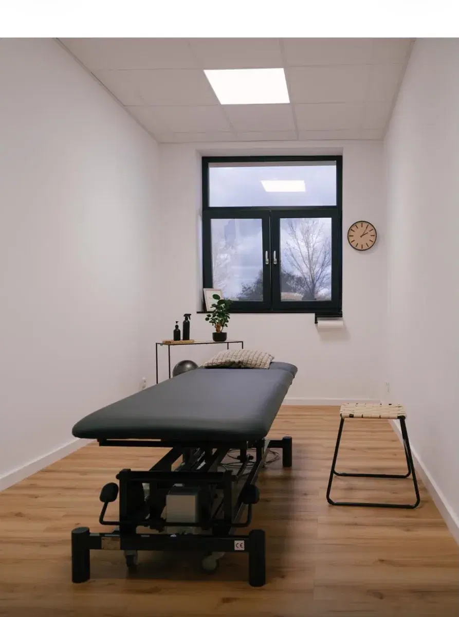 Höhenverstellbare Therapieliege in einem hellen Behandlungsraum